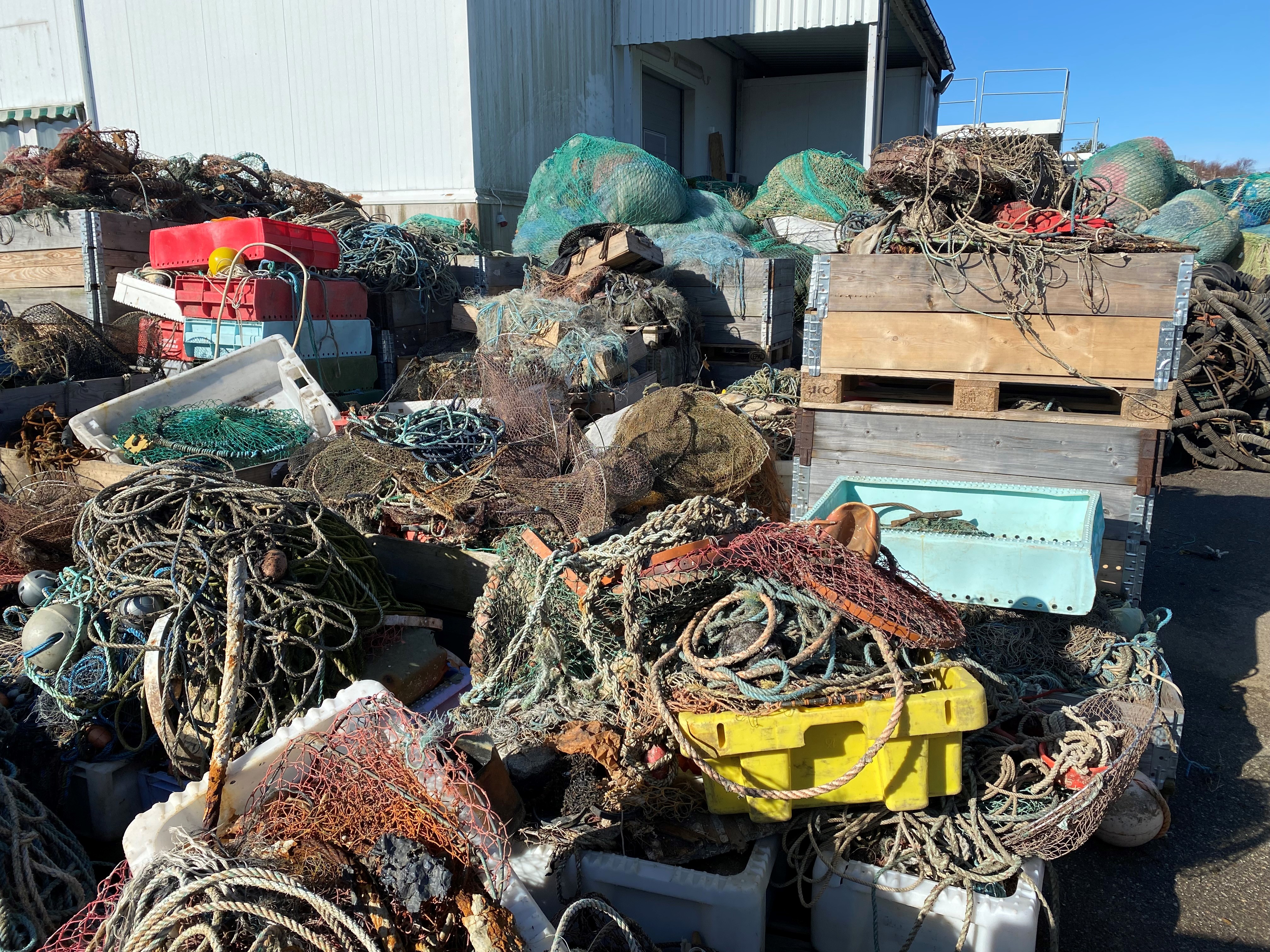 I Sotenäs kommun startades 2018 Sveriges första Marina återvinningscentral. Här tar man hand om marint avfall som samlats in från strandstädning, uttjänta fiskeredskap från fiskeindustrin samt spökfiskenät och burar som samlats in från havet.