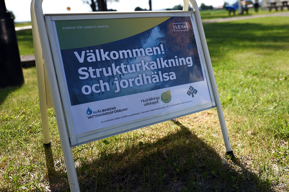 Skylt som välkomnar till strukturkalkning och jordhälsa inom LRVA-projektet