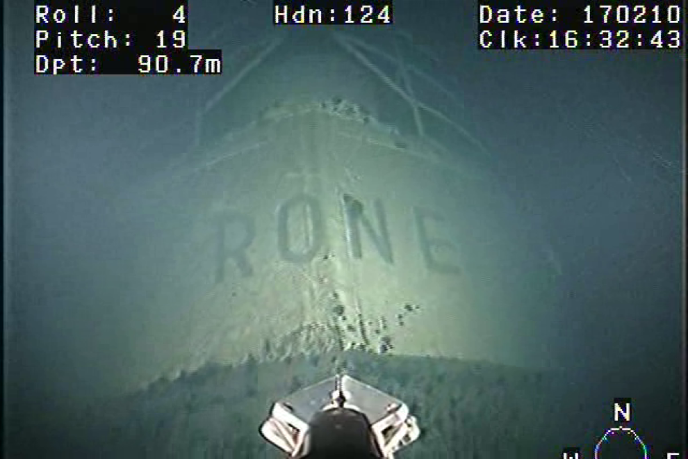 Foto via undervattensdrönare av aktern på Rone där fartygets namn syns tydligt