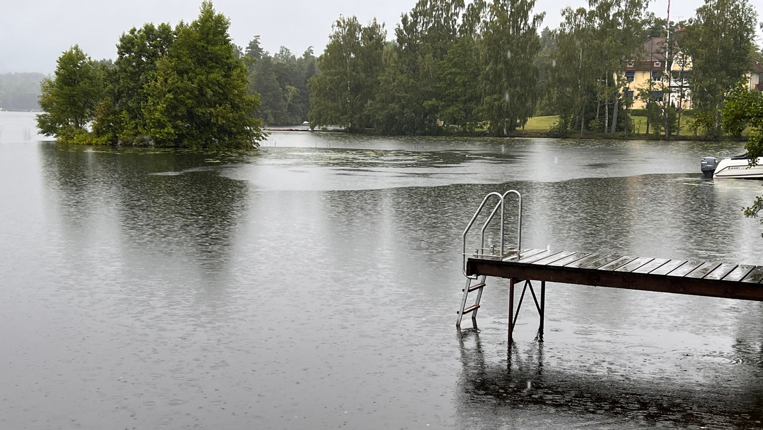 Badbrygga i regn, Åsensbruk, Upperud