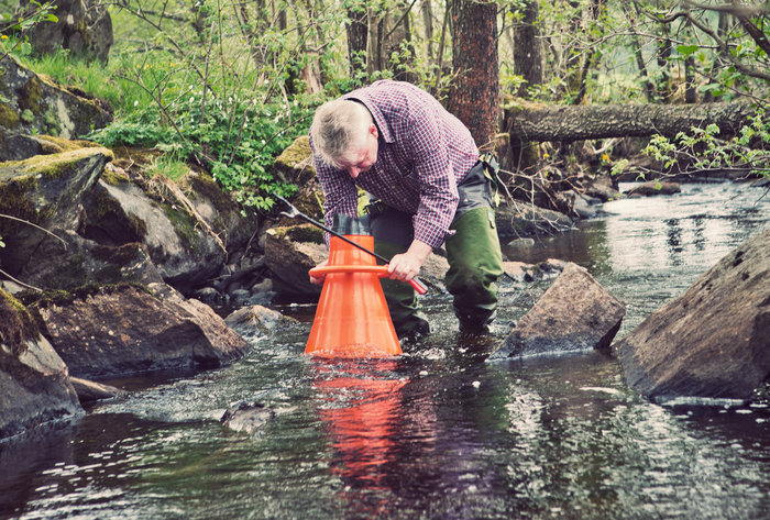 Undervattenskikare kan komma till användning när man inventerar vattendrag med flodpärlmusslor. Foto: Maja Kristin Nylander