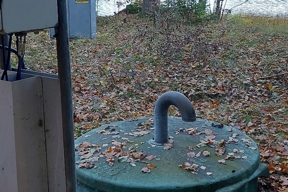 avloppsbrunn intill ett hus vid vatten