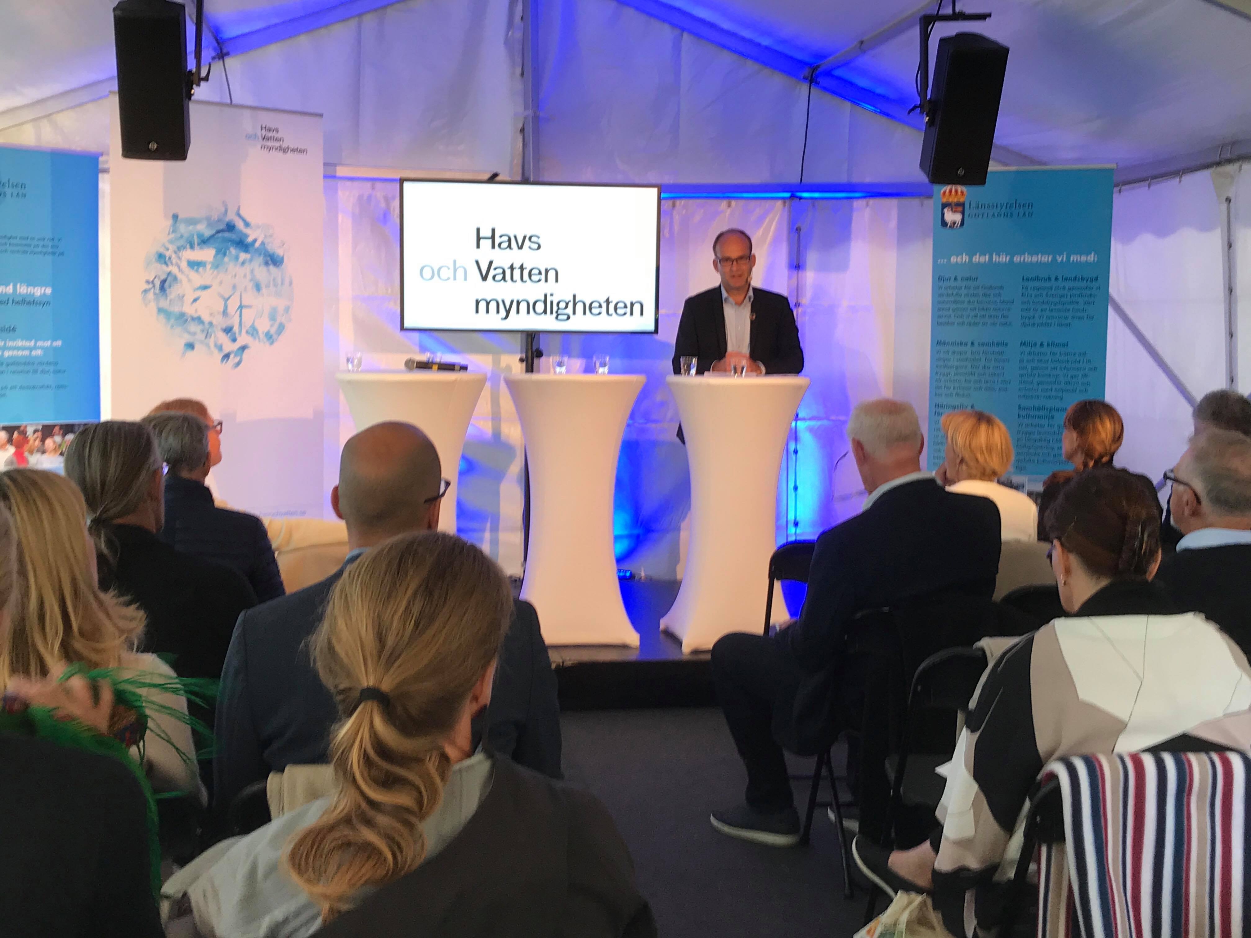 Jakob Granit föreläser framför publik.