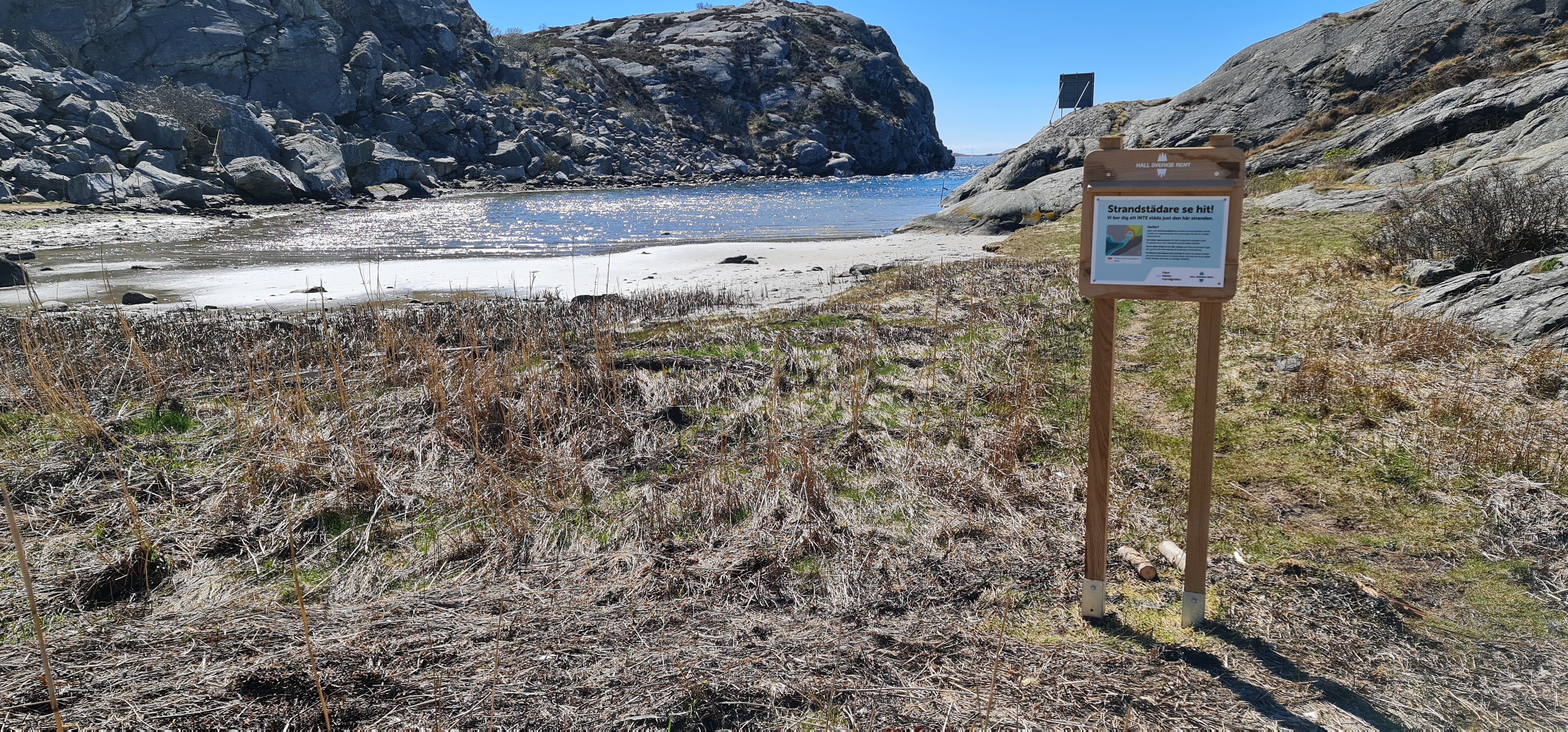 Den som besöker stranden vid Gröderhamnsvik i Lysekils kommun möts av den här skylten. Foto: Håll Sverige Rent