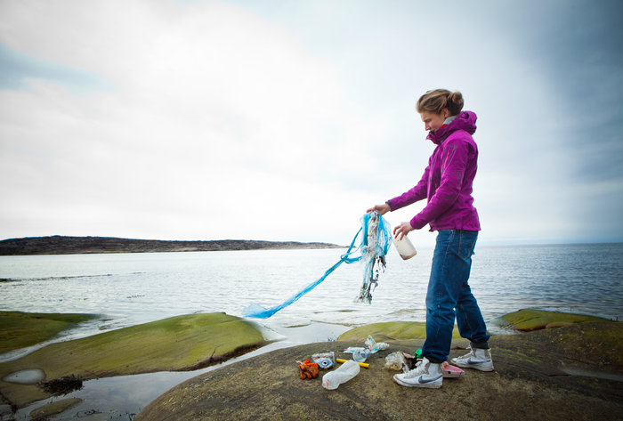 En kusträddare plockar upp skräp som spolats iland längs Sveriges västkust. Foto: Maja Kristin Nylander