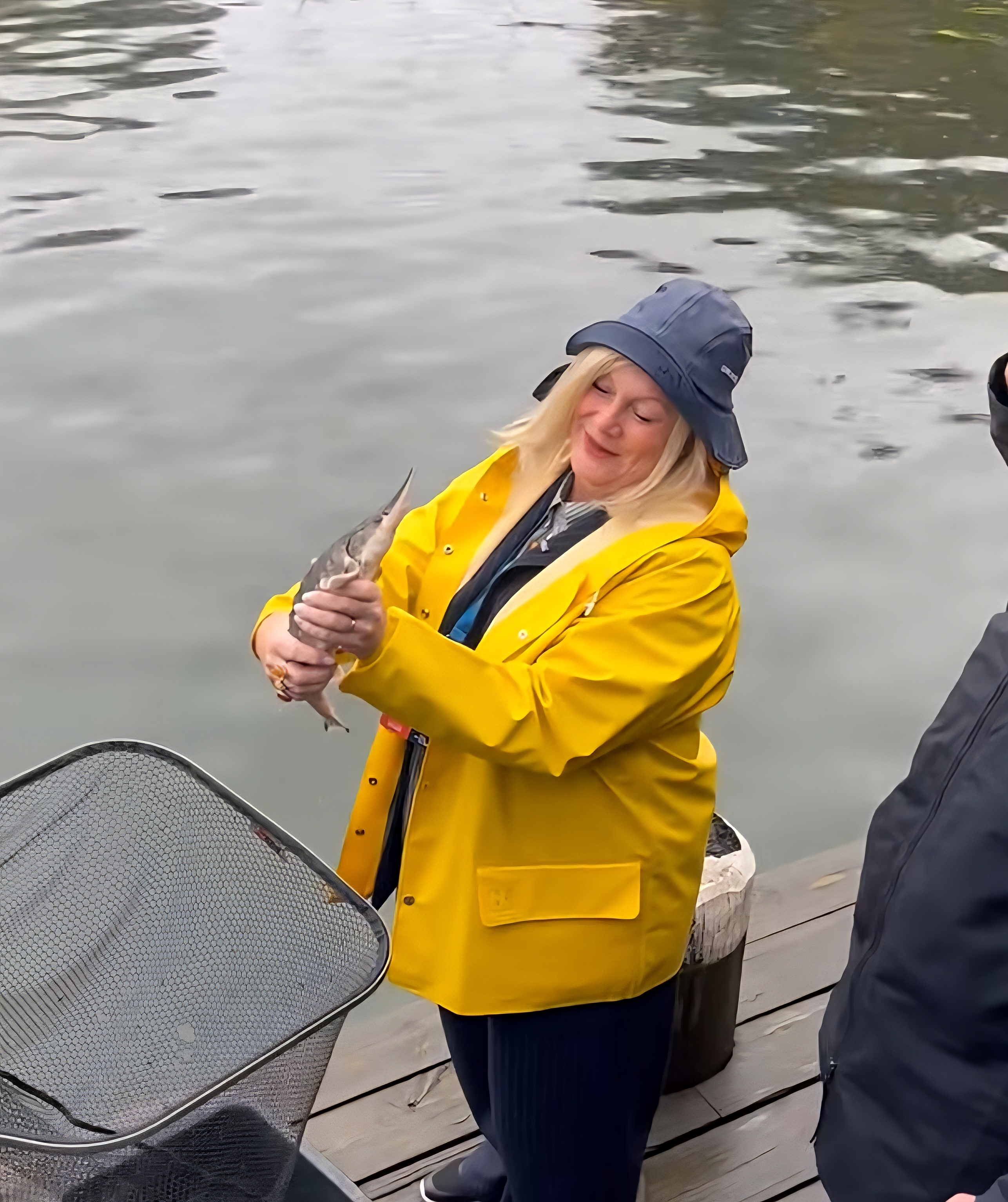 HaV:s gd Anna Ledin fick äran att sätta ut en stör i Göta älv. Foto: Leena Mägi/HaV