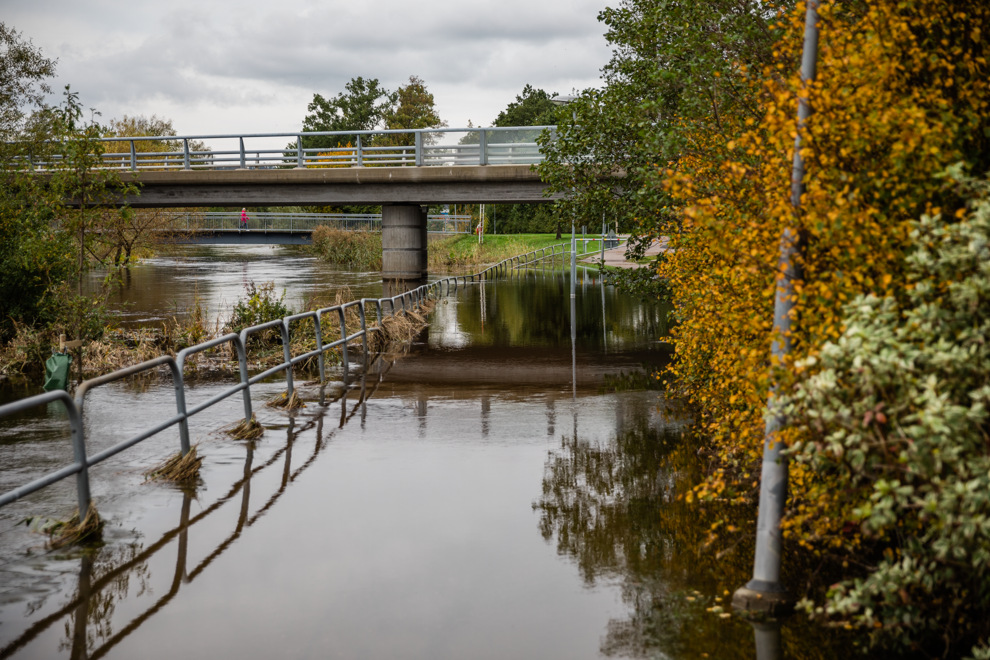 Översvämmad gångbana i tätort