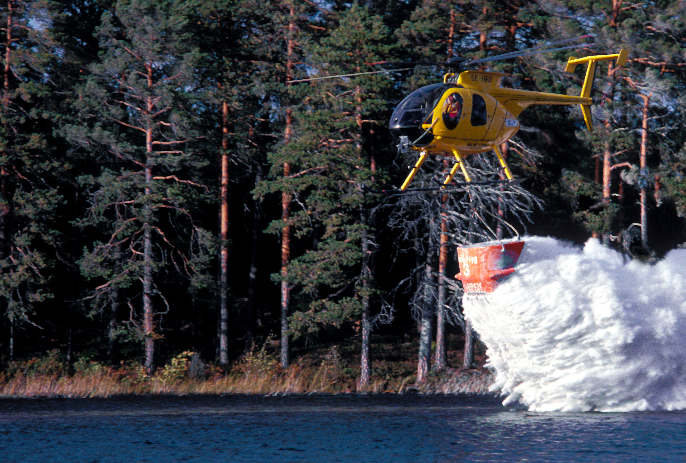 Kalkning med helikopter över sjö