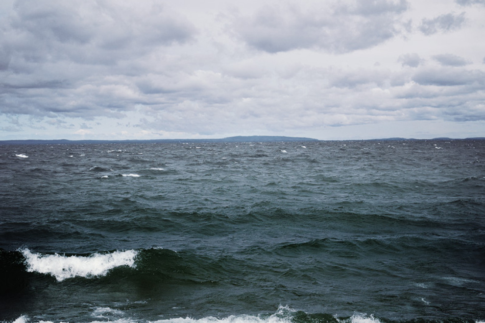 En stor vattenmassa med vågor som slår in mot stranden.