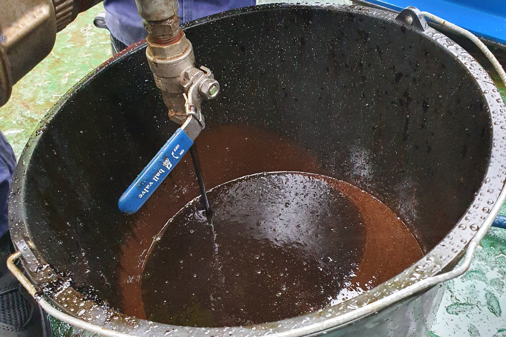 175 000 liter olja och oljeblandat vatten har tagits upp från vraket. Foto: HaV