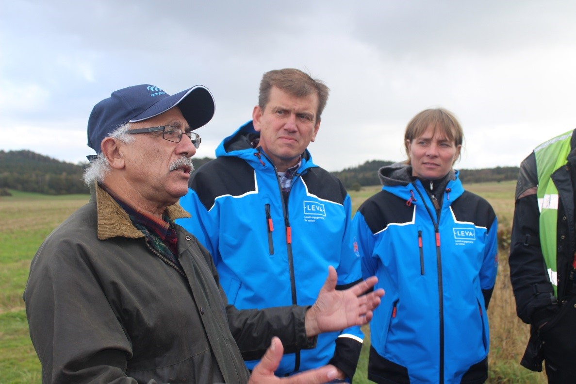 Lantbrukaren Shlomo Gavie förklarar hur underhåll av ett dike kan minska risken för stillastående vatten och yterosion på åkermarken. Till höger Lina Svensson-Floer och i mitten Harald Lagerstedt. Foto. Markus Hoffmann.