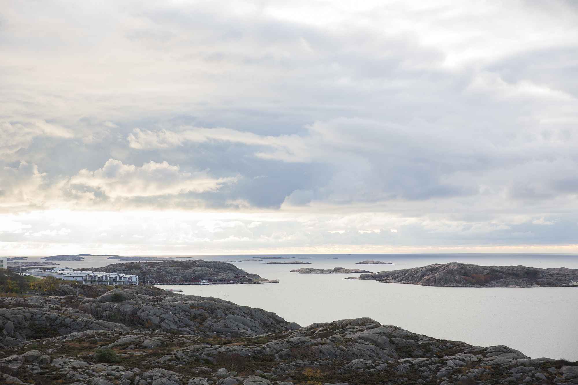 Skärgårdsvy, hav och klippor.