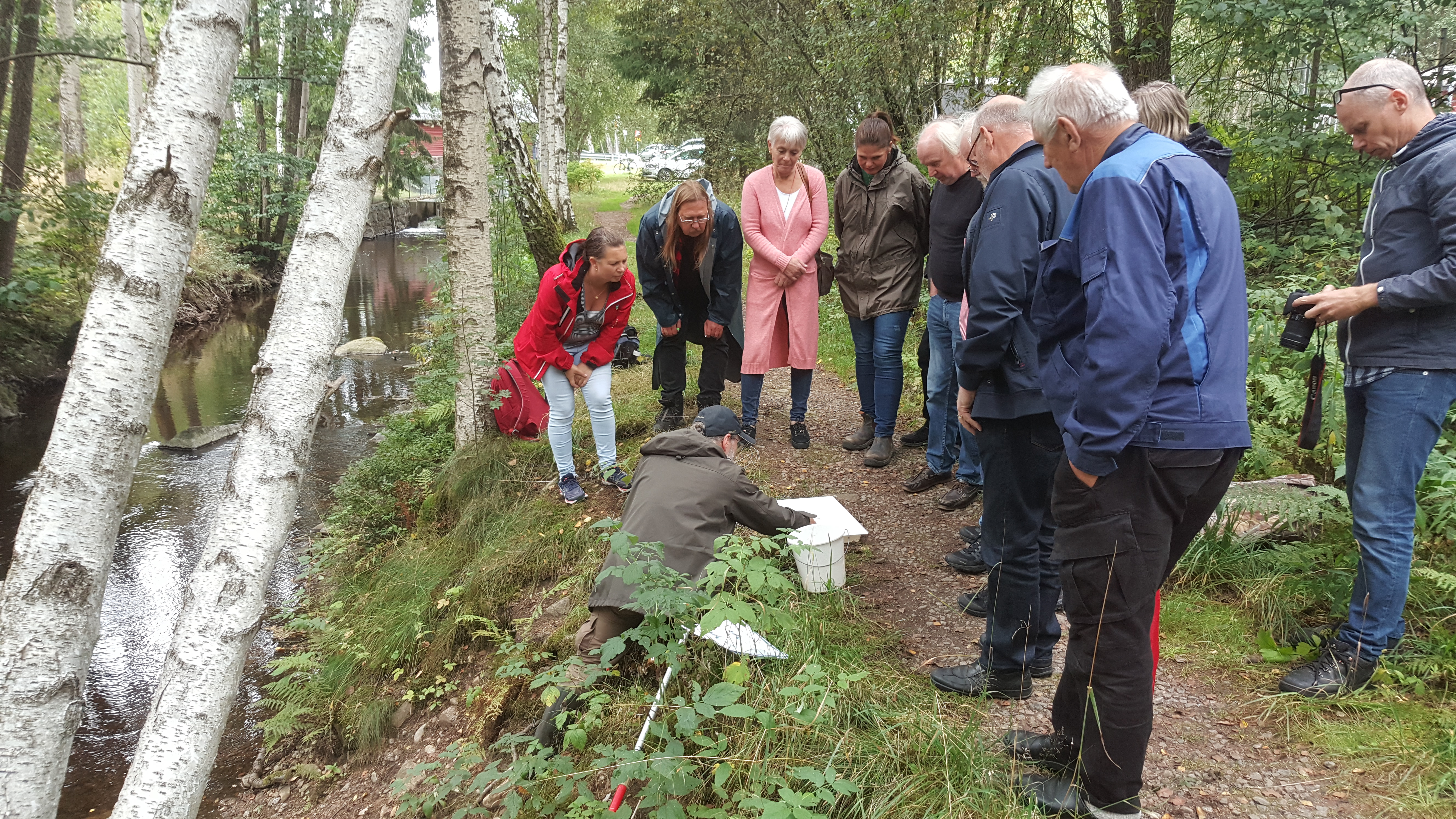 Flera personer ute i natur.