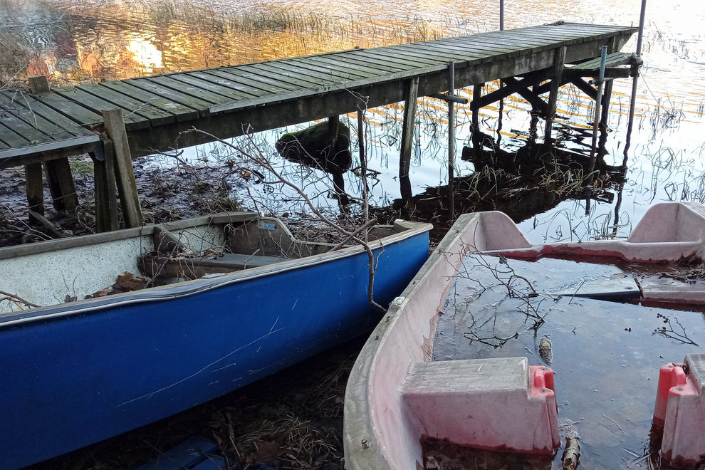 I Sverige finns flera hundra tusen uttjänta och övergivna fritidsbåtar som skräpar ner och sprider plastpartiklar och kemikalier.