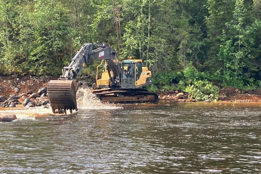 Grävskopa i vattendrag