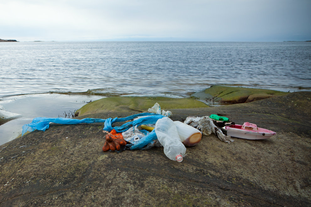Sopor och skräp som spolats iland längs Sveriges västkust.