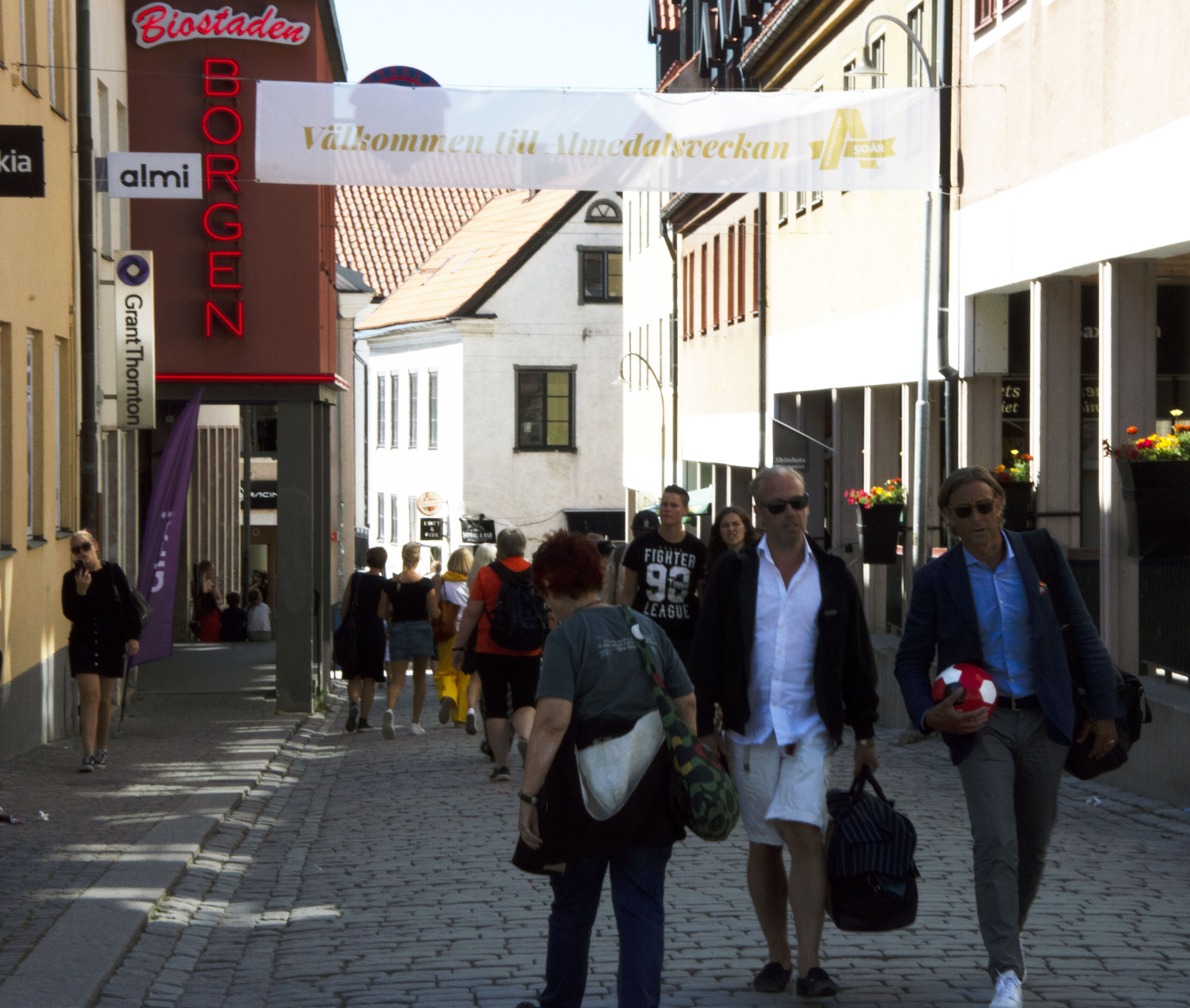Folkvimmel på en kullerstensgata i Almedalen.