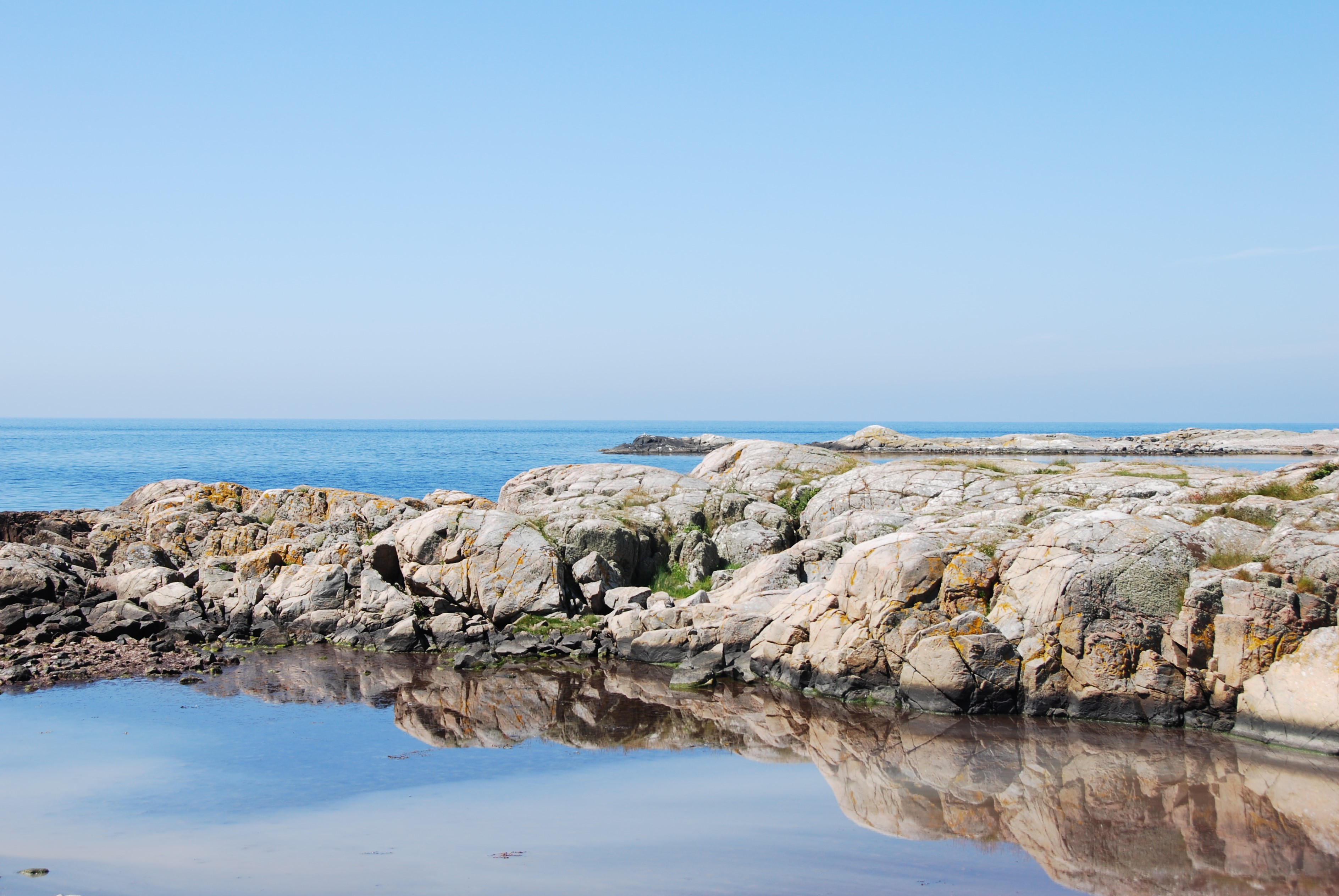 Klippor vid havet.
