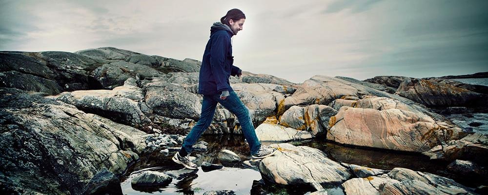 Man som går vid havet