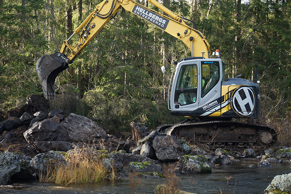 Restaurering av strömmande vatten kan handla om att bygga fiskvägar, öppna vattendragen för vattenlevande arter och att lägga tillbaka grus, sten och block. Foto: Erik Årnfelt/HaV