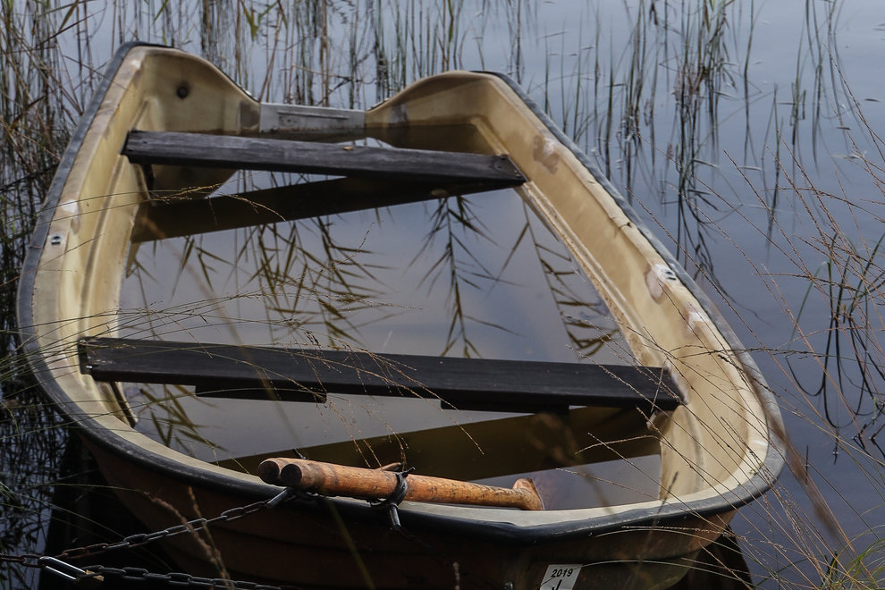 En båt som lämnas i naturen kan läcka farliga ämnen som skadar djur och växter i våra känsliga havs- och vattenmiljöer. Foto: Mats GE Svensson