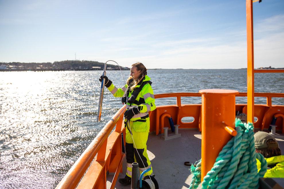 Measurement of water quality during dredging. Photo: Natalie Greppi/Havs- och vattenmyndigheten