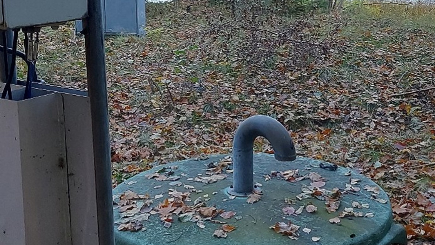 avloppsbrunn intill ett hus vid vatten