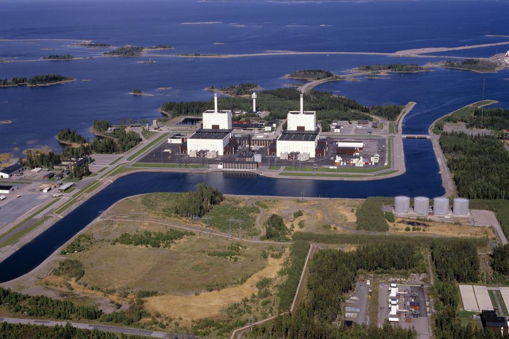 Forsmarks kärnkraftreaktorer syns på denna flygbild liksom kylvattenkanalen. Biotestsjön i bakgrunden. (Fotograf: André Maslennikov)