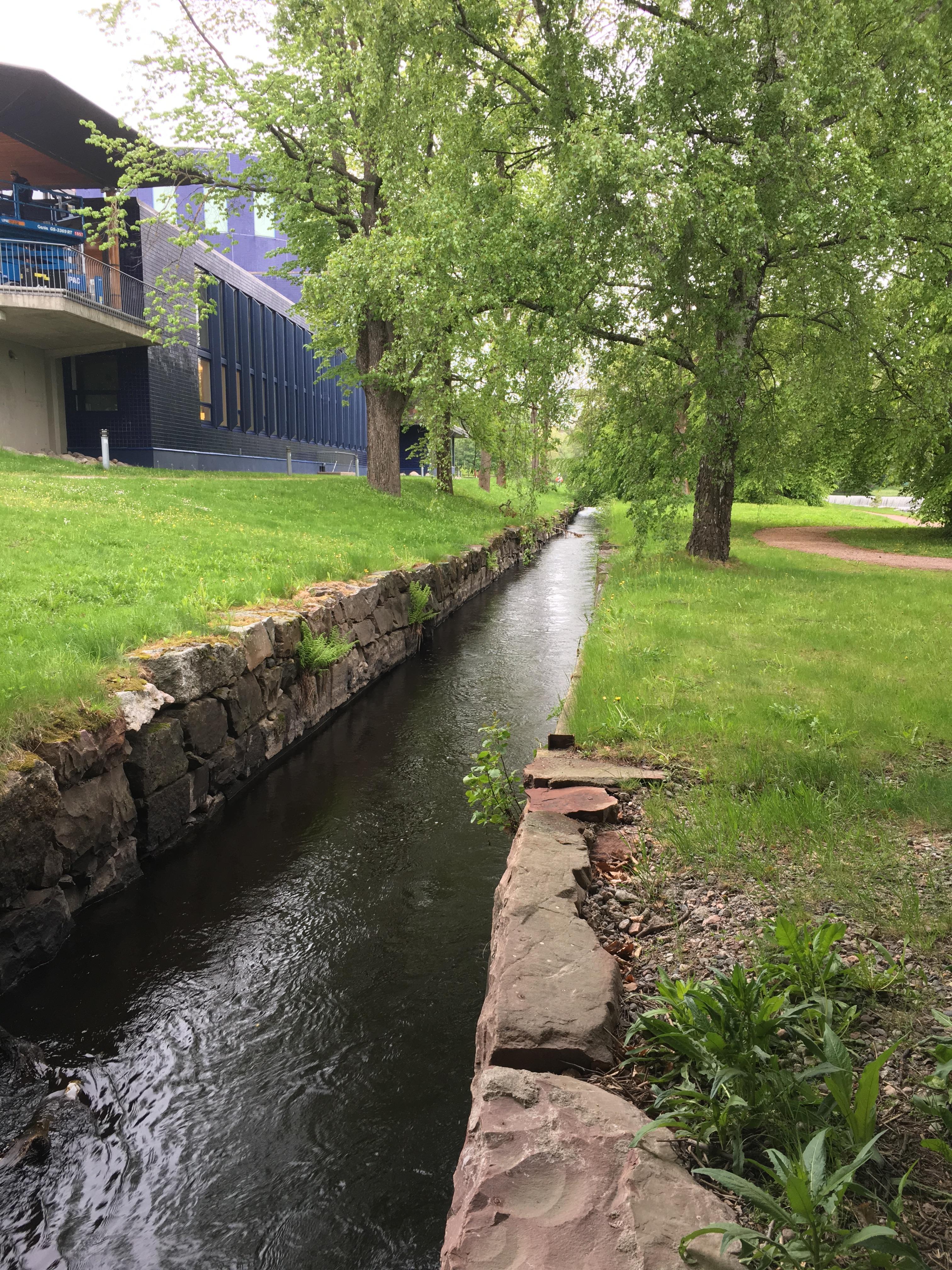 Intagskanal till Strömsborgs kraftverk utanför konserthuset där man letar efter en bra lösning för att hindra att fisk hamnar i turbinen.