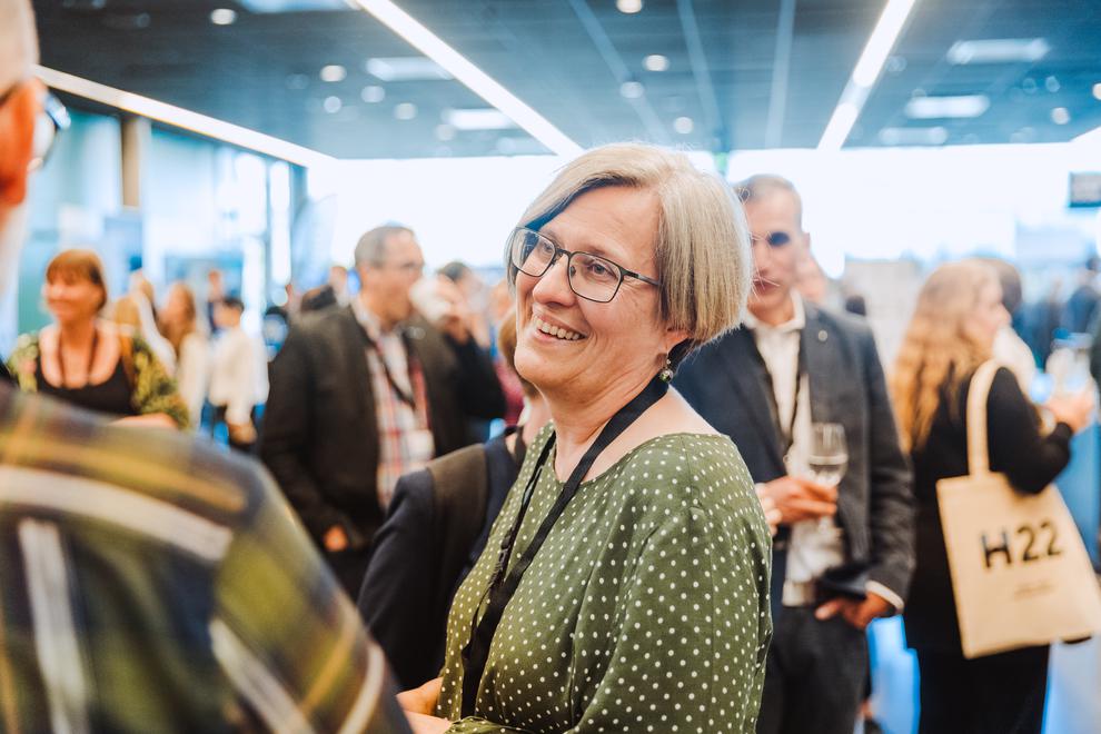Minglande människor inomhus i konferenslokal