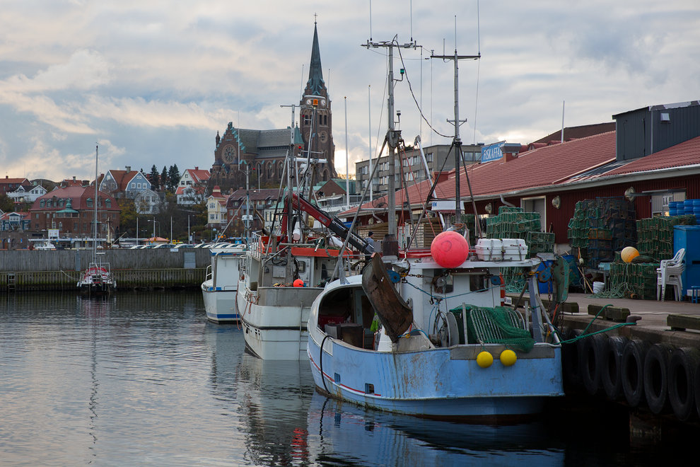 Hamn och kyrka i Lysekil. 