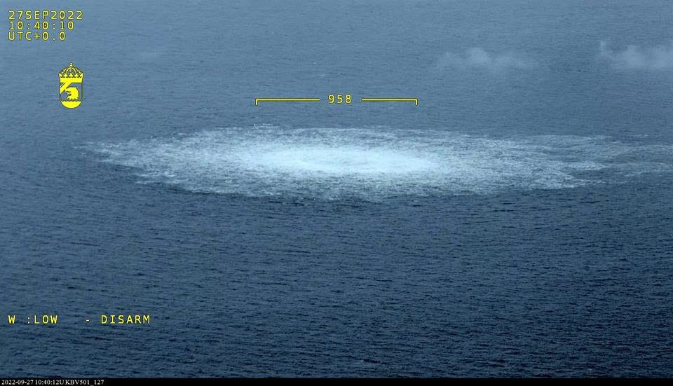 Gasläckan i Östersjön från Nord Stream fotograferat från Kustbevakningens flygplan 220927.