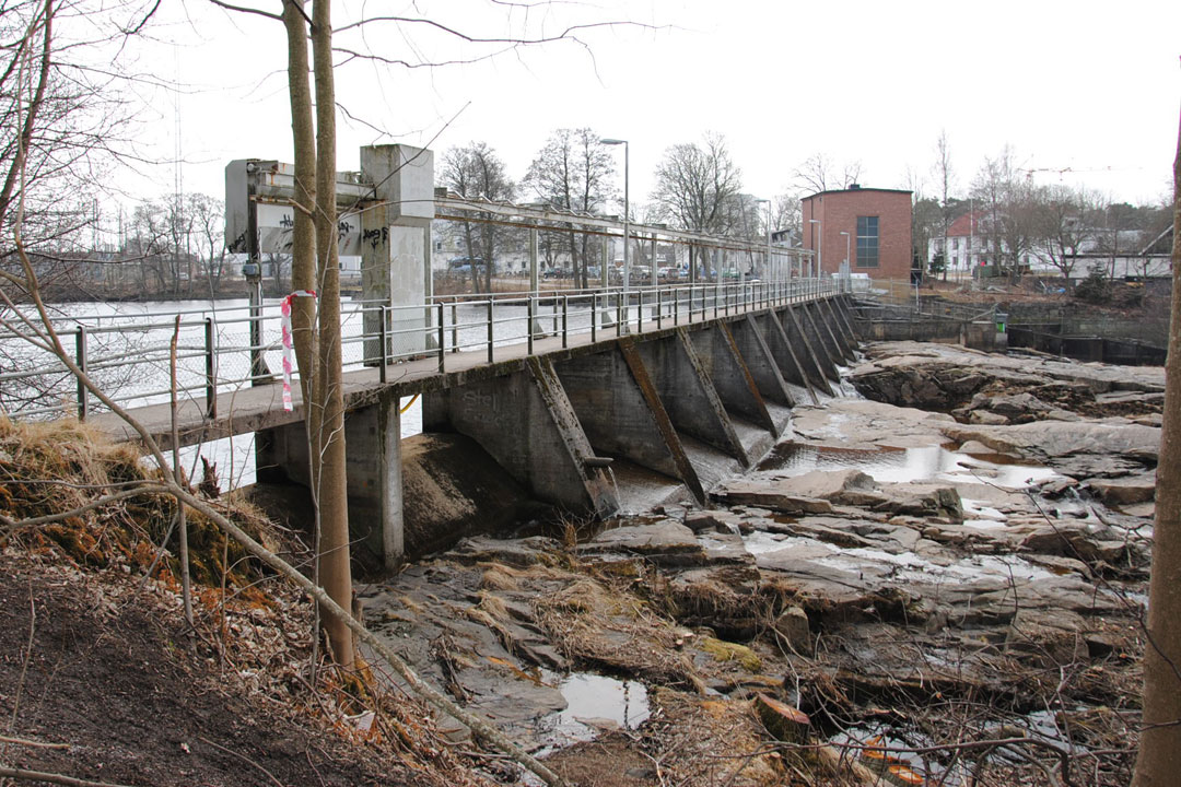 Här syns krafverksdammen vid Hertingforsen före rivningen.