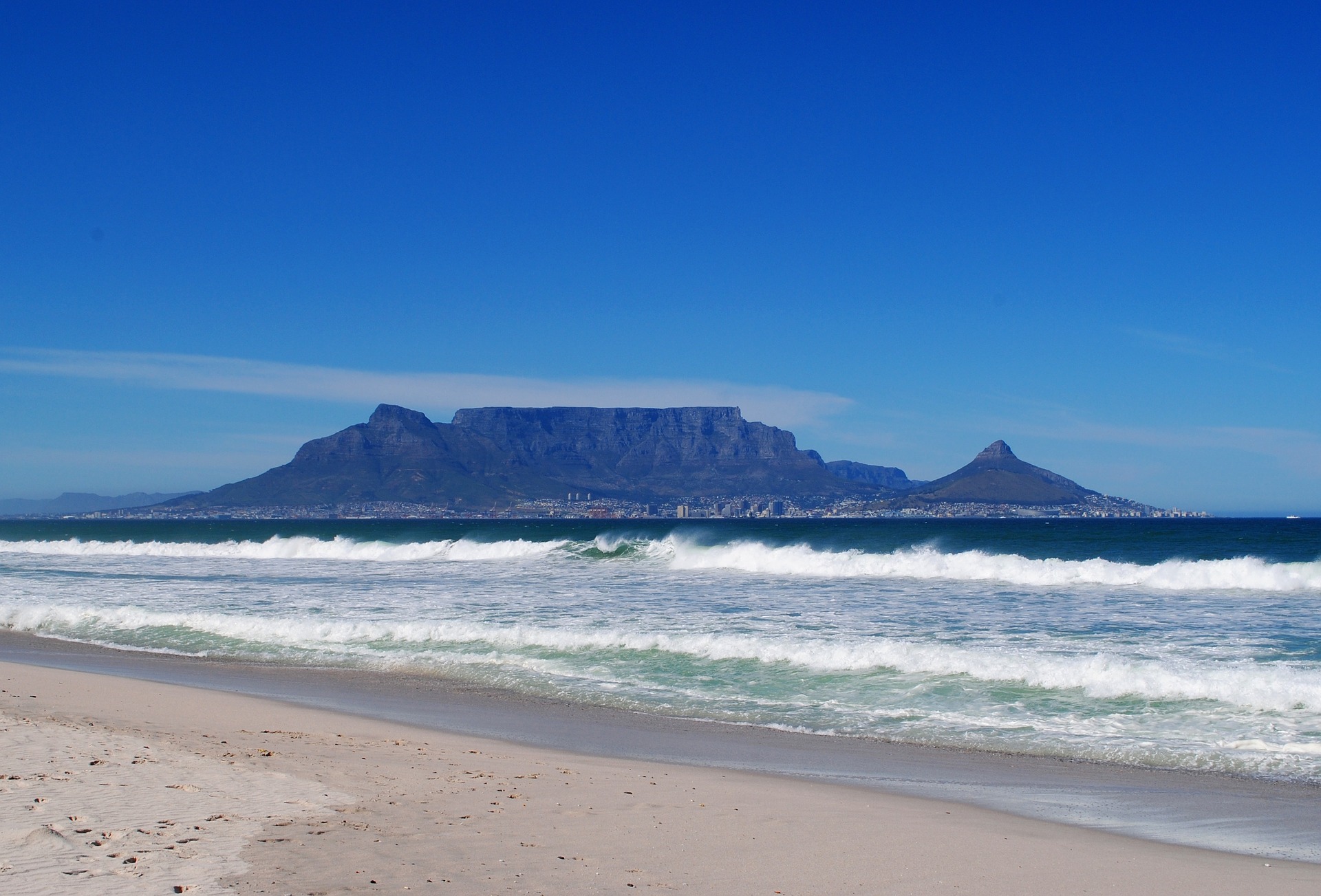 The Table Mountain is a plateau mountain south of Cape Town in South Africa. The highest point of the mountain is Maclear's Beacon 1086 meters above sea level.