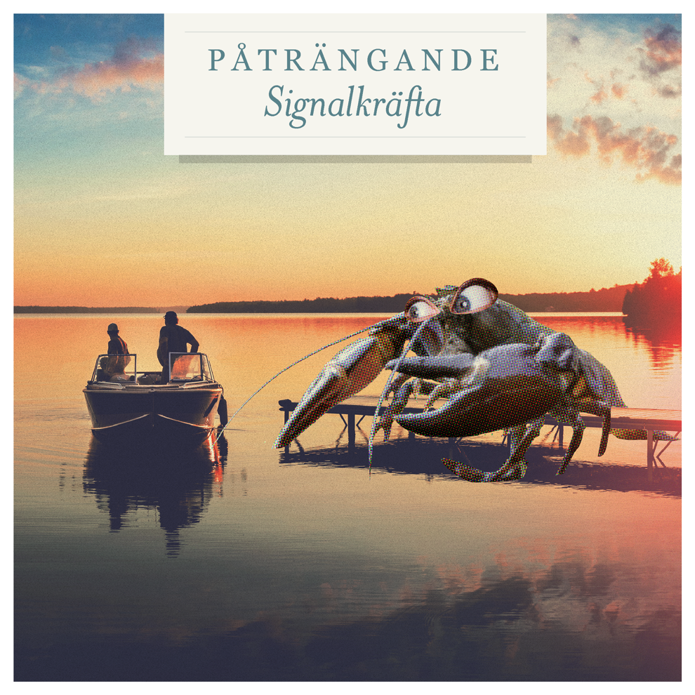 En man som står på en båt i vattnet.
