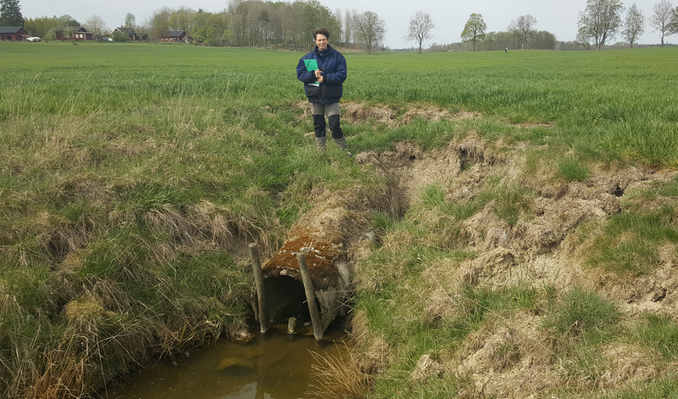 Sektion av rörledning som håller på att ge vika på grund av kraftig erosion i öppet dike