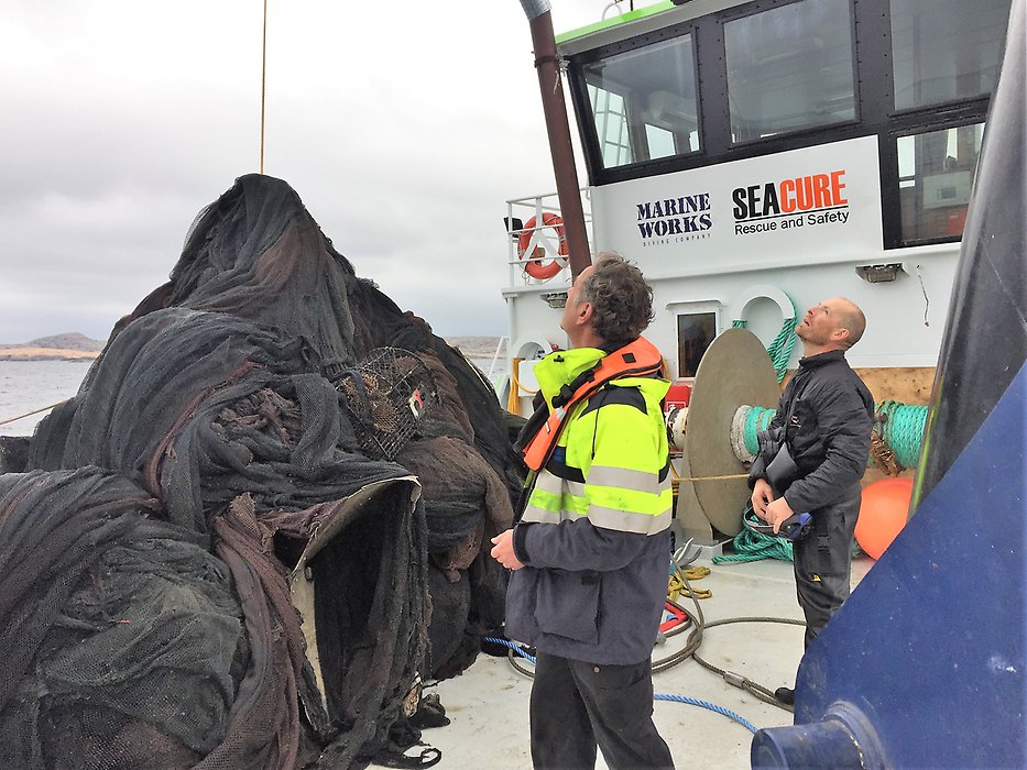 Spökgarnet som lyfts upp ur havet läggs på fartyget för att senare transporteras till Fiskareföreningen Norden i Smögen för återvinning. Foto: Christer Larsson. Startbild.