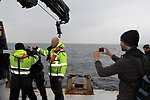 Dykare får hjälp med utrustningen. Foto: Lena Olsson Kavanagh. Bild 19.