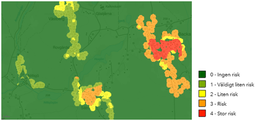 Ett
exempel på riskkarta (risk påverkan enskild grundvattentäkt) från GIS-stödet
tillsammans med teckenförklaring  (Länsstyrelsen, 2019) Många hus nära
belägna varandra och genomsläppliga jordar bedöms innebära hög risk. Illustration.